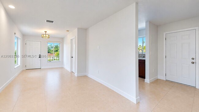 Building Photo - 3558 SW 26th St