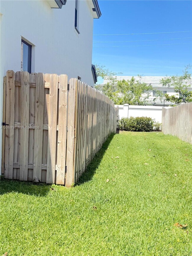 Building Photo - 4941 Oakmont Dr