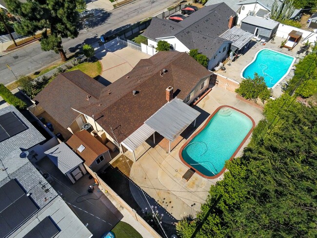 Building Photo - 22222 Strathern St