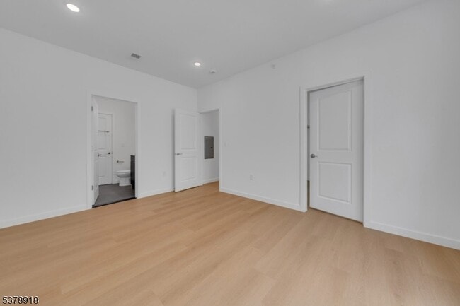 Building Photo - 320 Hawthorne Ave