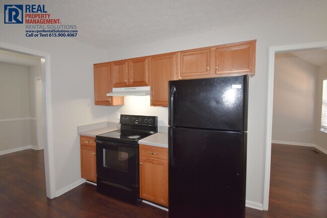 Building Photo - Great brick 3BD home near MTSU, attached 2 car garage & fenced-in back yard!