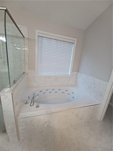 Building Photo - 621 Waterstone Dr SW