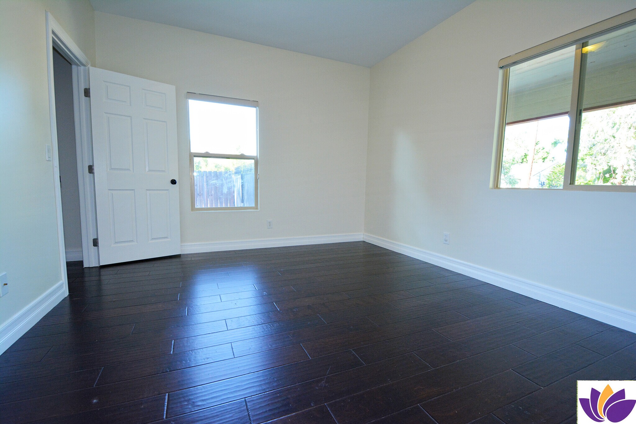 Building Photo - 1093 Avoca Ave