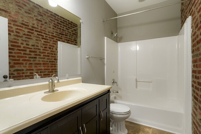 Building Photo - Two-Story Apartment with Parking in Uptown