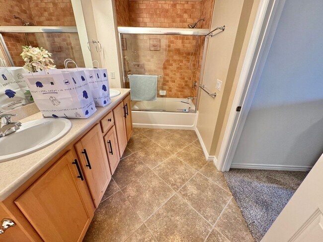 Building Photo - BRIGHT CONDO WITH BALCONY IN SOUTH LAS VEGAS