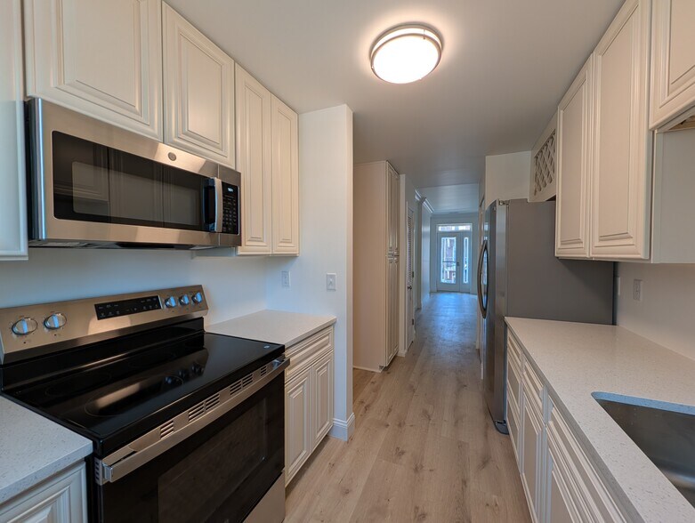 Building Photo - 533 Clara Ave