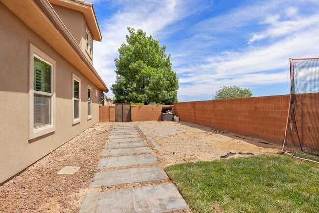 Building Photo - 225 Falcon Ct
