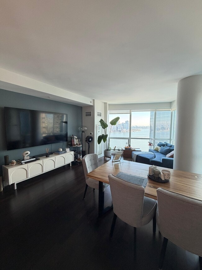 Building Photo - 77 HUDSON St