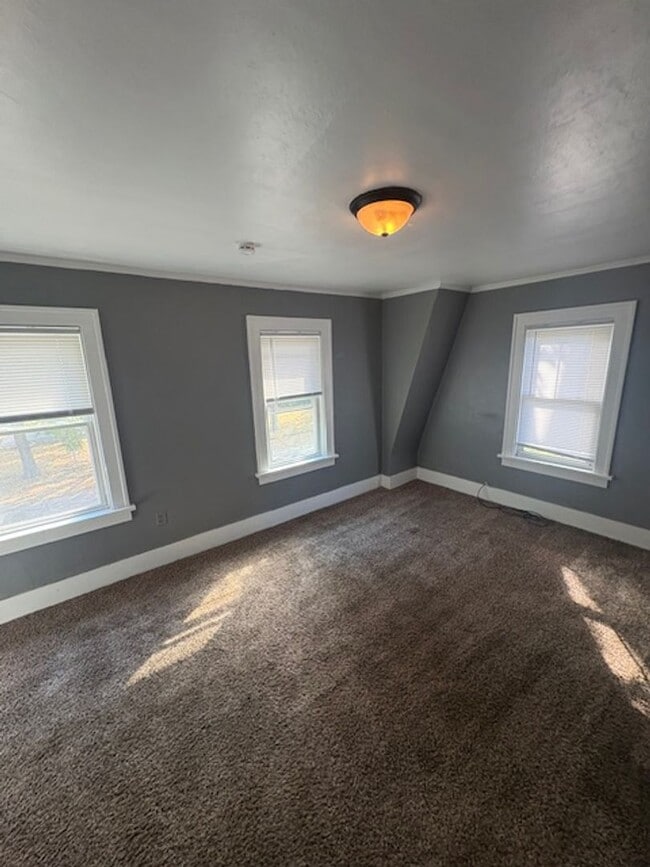 Building Photo - Single-Family 3 bedroom Home
