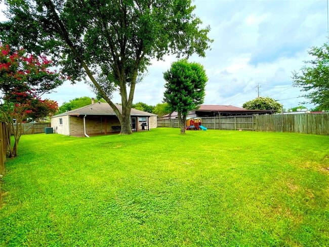 Building Photo - 1102 Beecroft Dr
