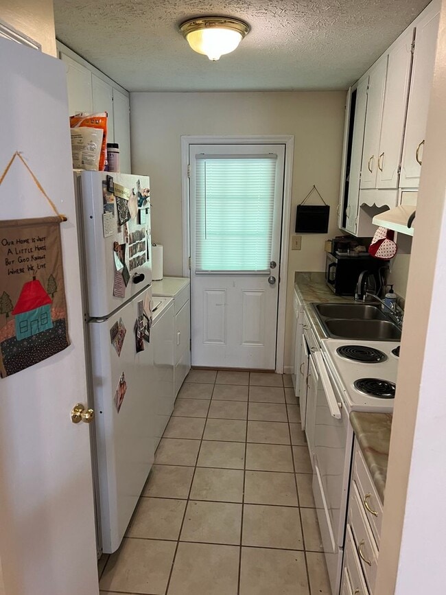 Building Photo - Duplex in Residential Eastside Area
