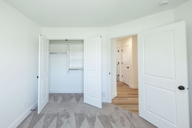 Building Photo - $500 off first month's rent. If rented before the end of AUGUST!!BRAND NEW 5 BED 3 BATH TWIN HOME