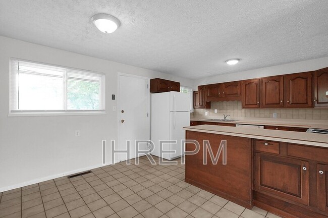 Building Photo - 6403 Roselawn Ave