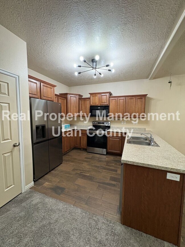 Building Photo - Beautiful townhome in Pleasant Grove