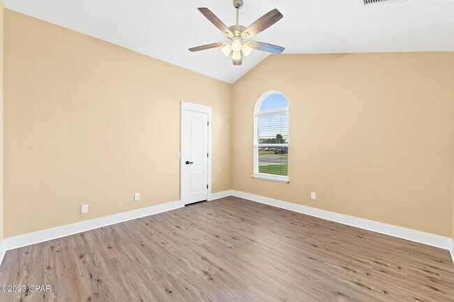 Building Photo - Stunning 4B / 2Bth Lynn Haven, Florida
