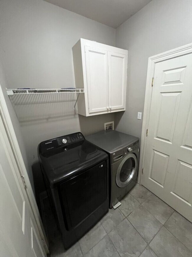 Building Photo - Location!  Location!  3 bedroom, 2 bath house in Beau Pre near LSU