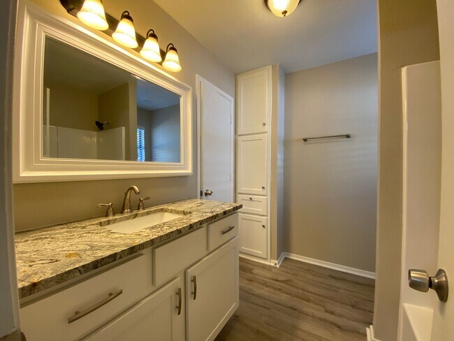 Building Photo - Kingsford 2311/2315