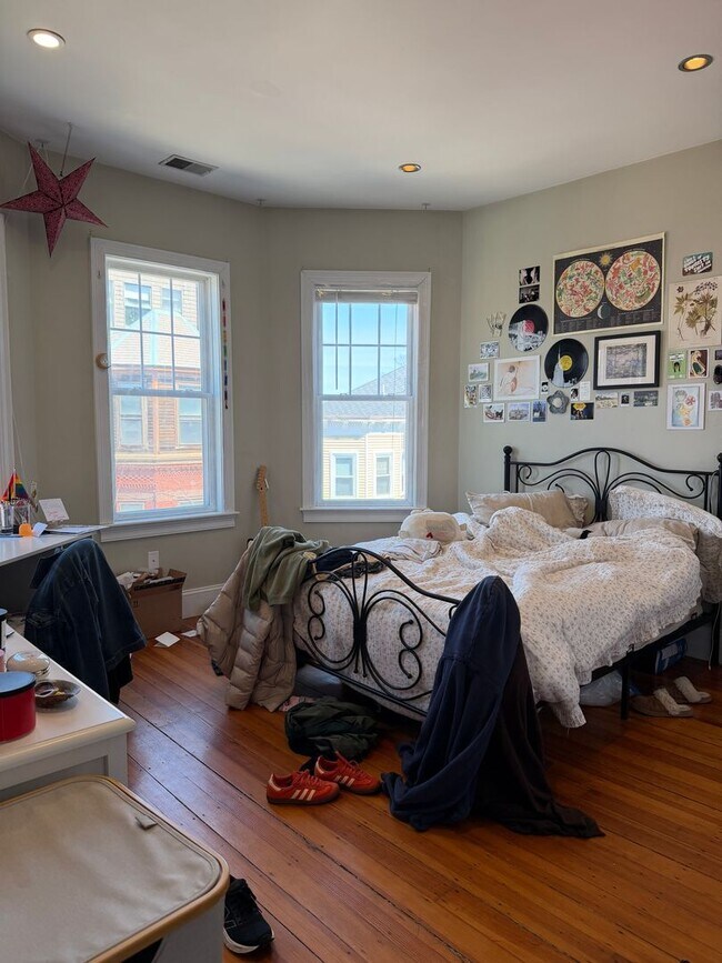 Building Photo - No Brokers Fee, One Months Rent-Free, Luxury Finishes, In-Unit Washer and Dryer, Central Heat/AC