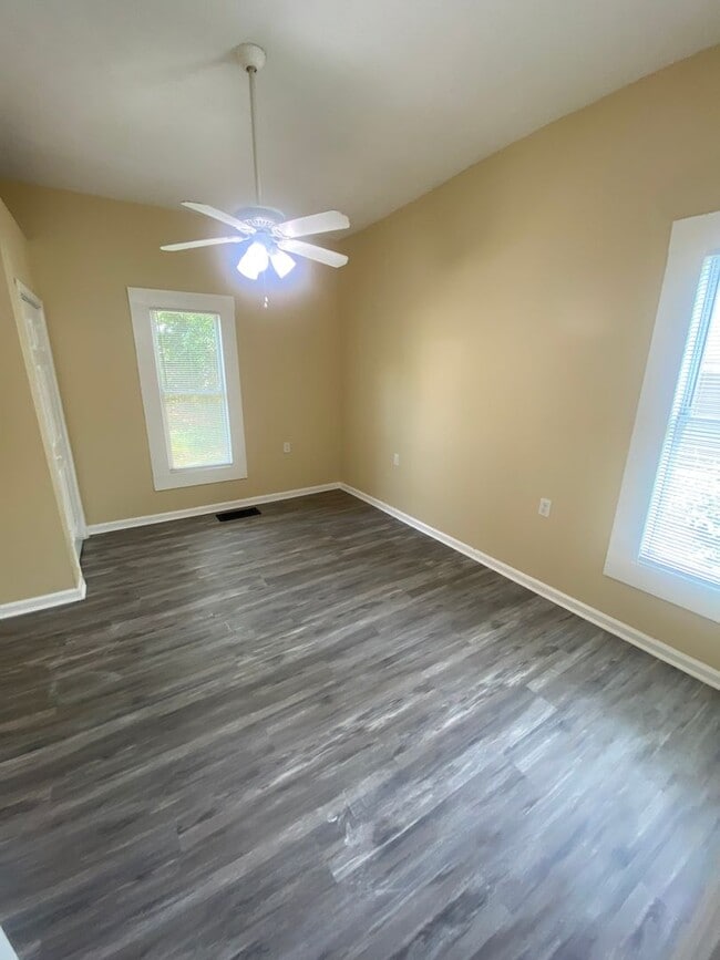 Building Photo - **AVAILABLE NOW**4 bedroom / 2 bathroom Ho...