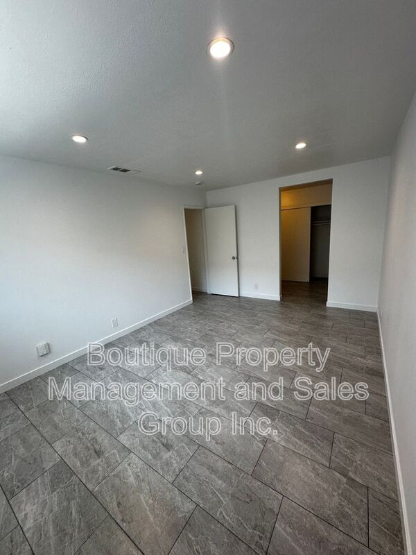 Building Photo - 301 N Tustin Ave