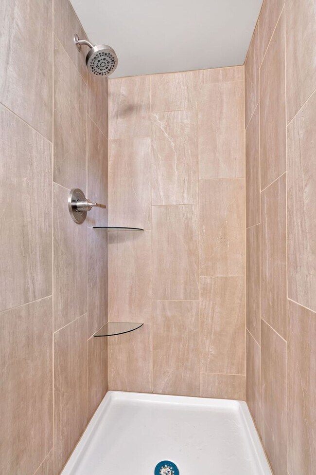 Building Photo - Beatifully Updated East Fay Home! Must See!