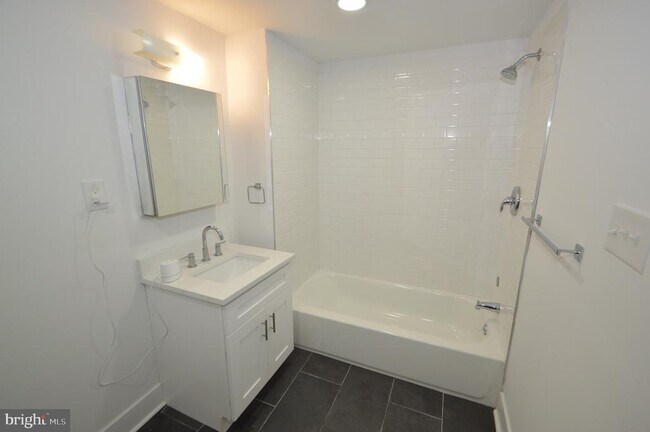 Building Photo - 211 E Union St