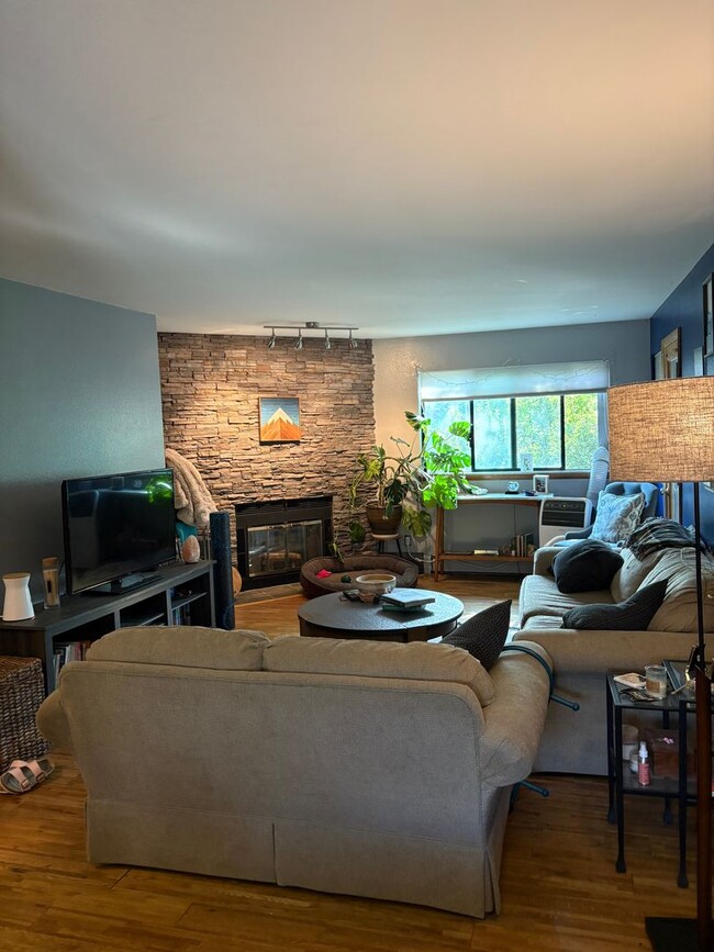 Building Photo - Bright and Sunny 2-Bedroom/2-Bathroom for ...