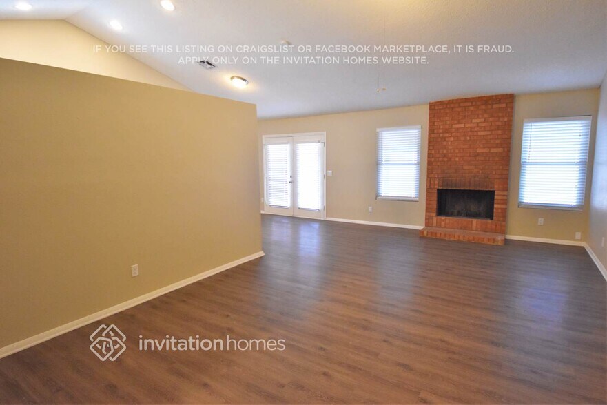 Building Photo - 652 E Calle Del Norte