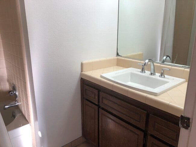 Building Photo - 464 N Cherry St