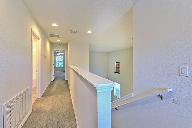 Building Photo - 2111 Broadway View Ave