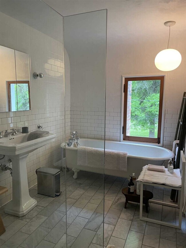 Building Photo - 16-18 Broadway