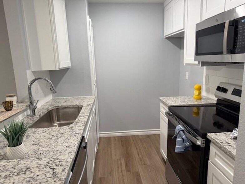 Kitchen - 5325 Bent Tree Forest Dr