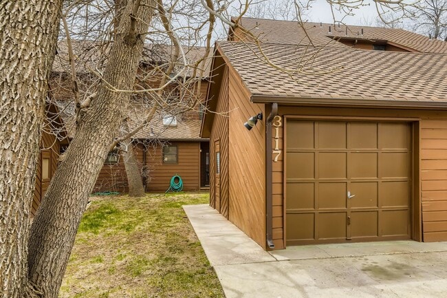 Building Photo - Updated 3 BDR Townhome in King's Ridge