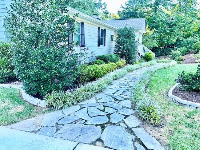 Building Photo - Magnificant 4BD, 3BA Home in Highly Sought...