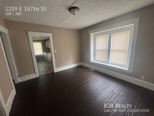Building Photo - 1209 E 167th St
