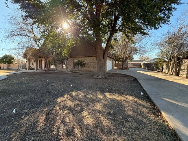 Building Photo - 1609 Westwind Dr