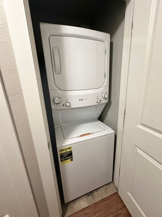 Building Photo - 5233 Boardwalk Dr