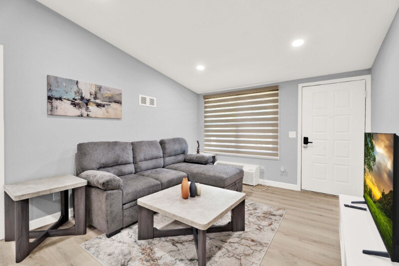 Building Photo - 6 Roanoke Ln