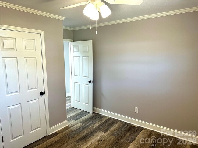 Building Photo - 2121 Charlotte Hwy