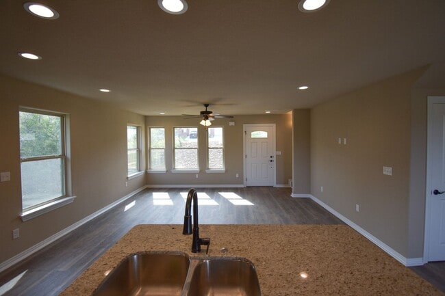 Building Photo - 3 Bedroom 2 Bathroom Home In Fayetteville Arkansas.