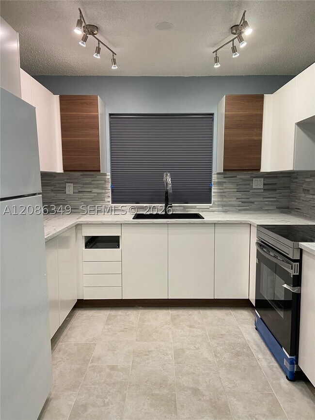 Building Photo - 2740 W 62nd St