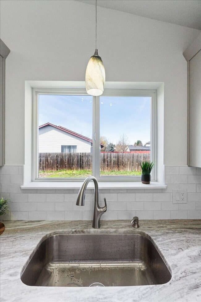 Building Photo - Stunning 3 bdrm 2 bath  Hayden Home!