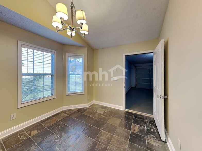 Building Photo - 2710 Meadow Gate Way