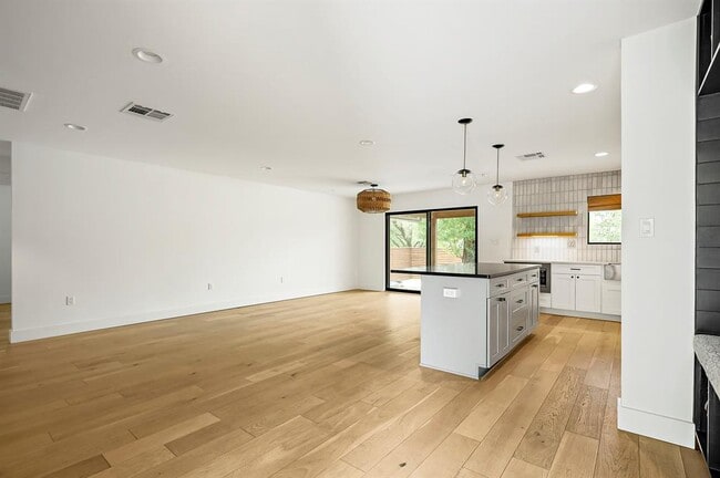 Building Photo - 5702 N Hampton Dr