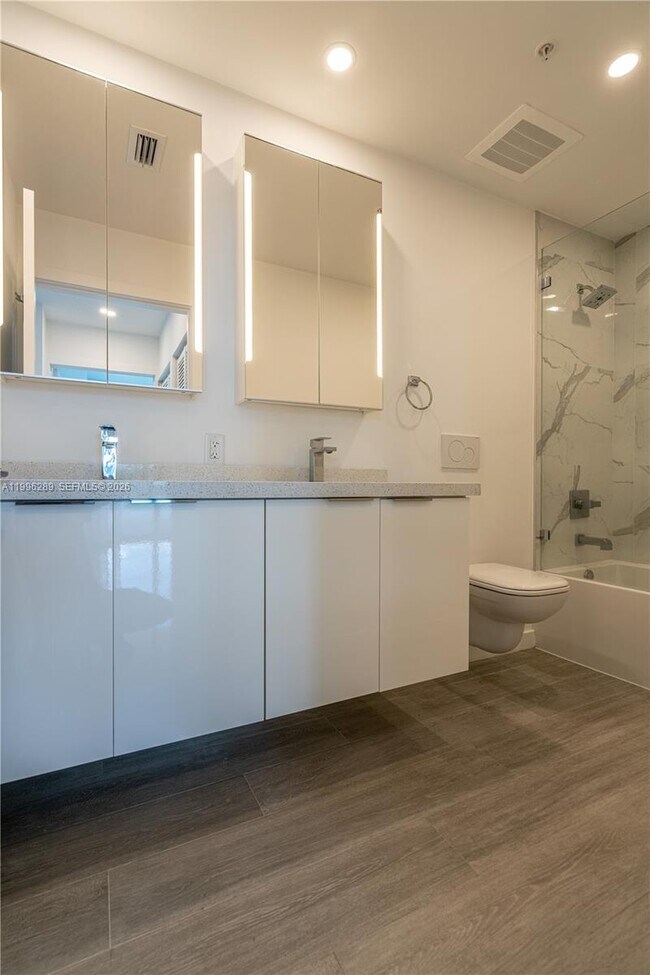 Building Photo - 8425 Crespi Blvd