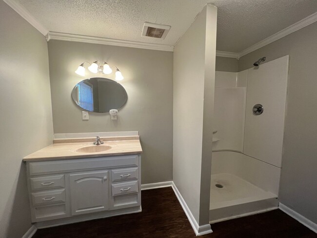 Building Photo - MOVE-IN READY! Move-in Special $300 off fi...