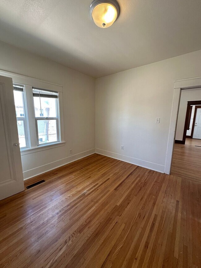 Building Photo - 5 Bedroom House Available Now