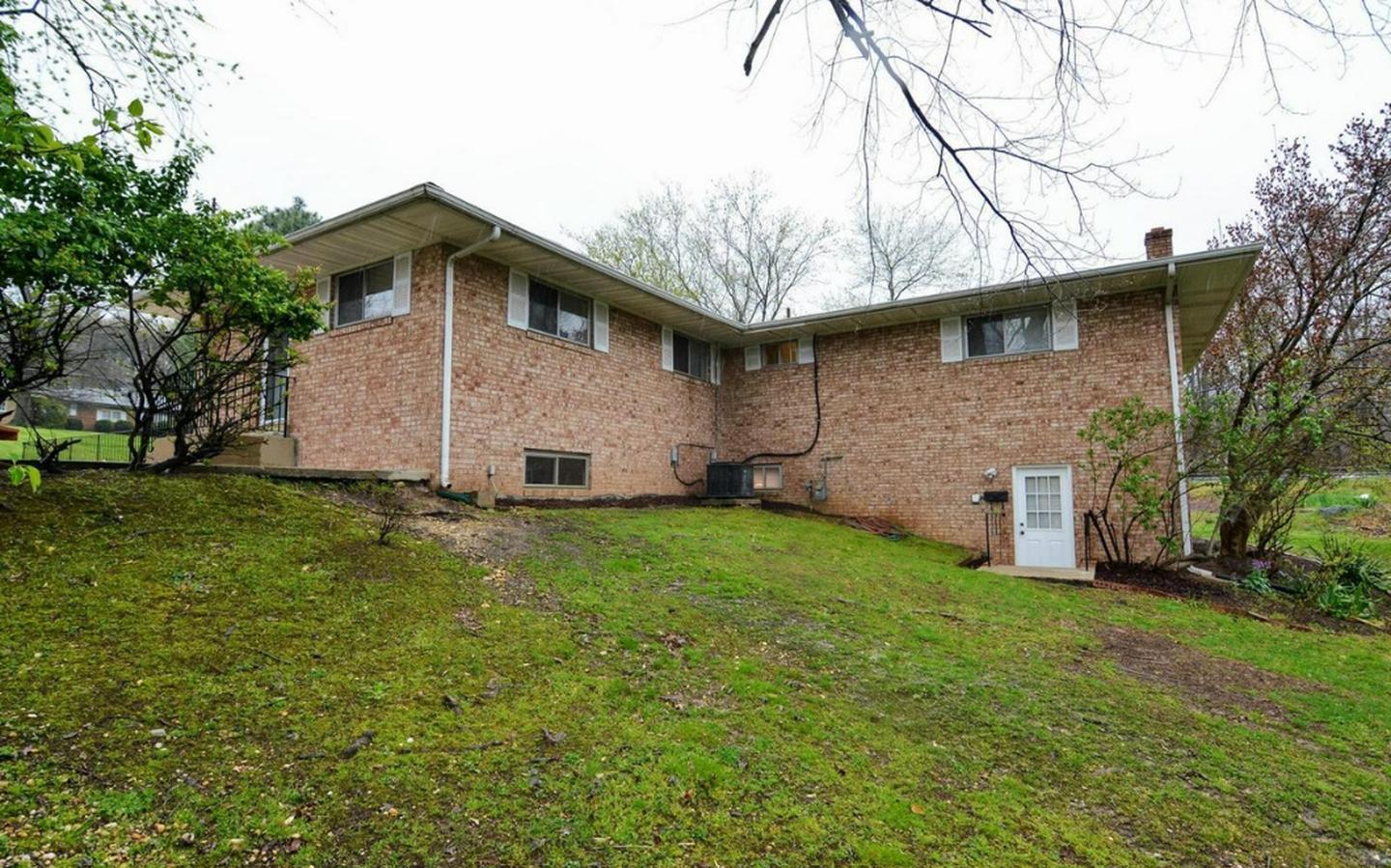 Building Photo - 5424 Old Temple Hill Rd