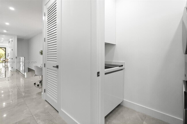 Building Photo - 325 SW 16th St