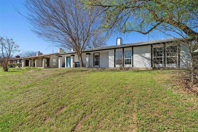 Building Photo - 4900 E Stassney Ln